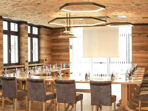 Ihre Events im Hotel in Cham Heller Tagungsraum mit moderner Technik im Wellnesshotel Randsbergerhof in Cham, Bayerischer Wald – perfekte Umgebung für geschäftliche Meetings im Bayerischen Wald..