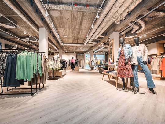 Wellnessurlaub mit Shopping im Bayerischen Wald Damenabteilung im FREY Modehaus in Cham – exklusives Shoppingerlebnis für Mode und Wellnessgäste im Bayerischen Wald, nahe dem Wellnesshotel Randsbergerhof.