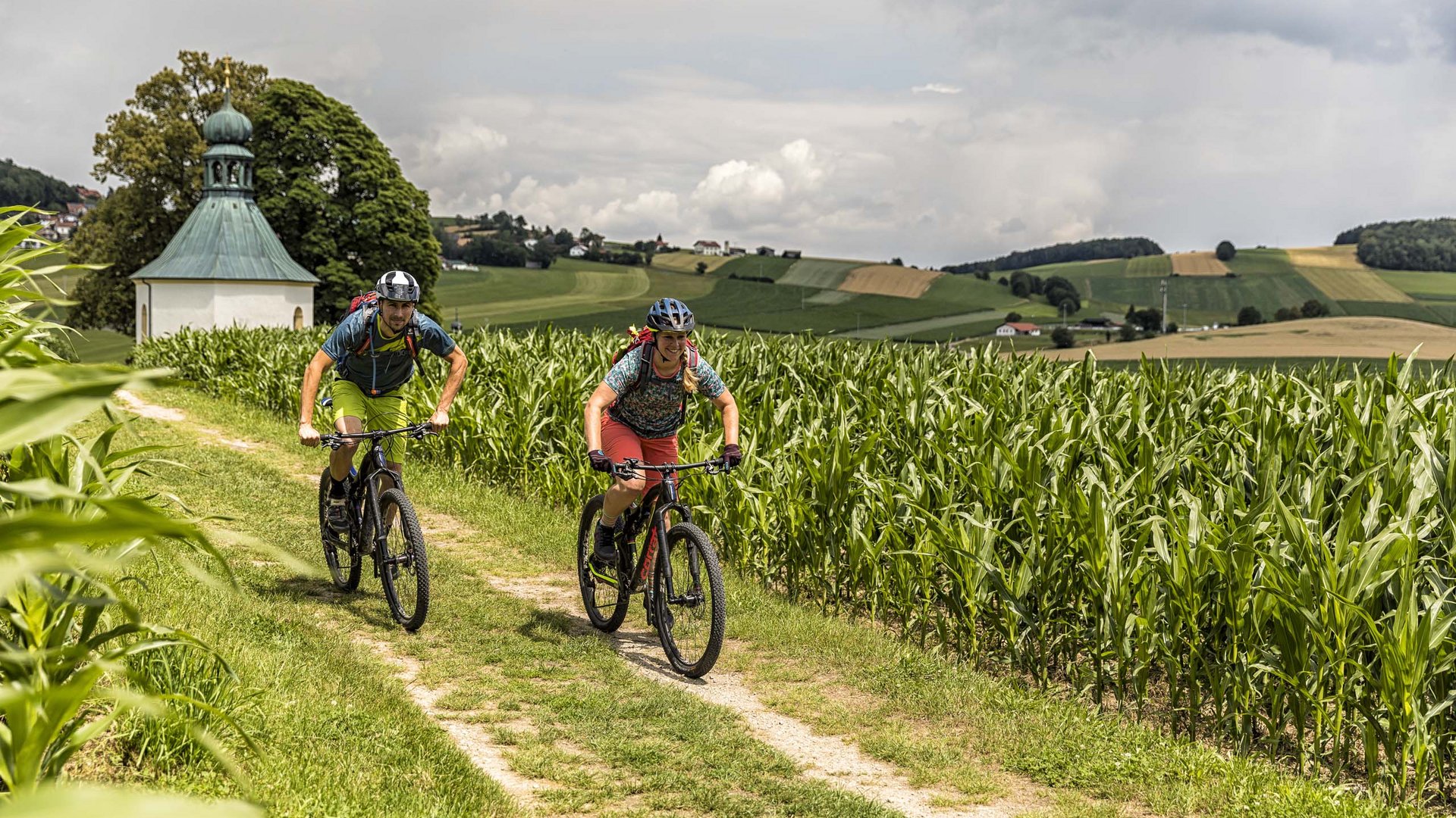 Activities in Bavaria: our wellness hotel Zwei Mountainbiker auf der Bayerwald Route im Bayerischen Wald bei Cham – Aktivurlaub und Naturerlebnis nahe dem Wellnesshotel Randsbergerhof in der Oberpfalz.