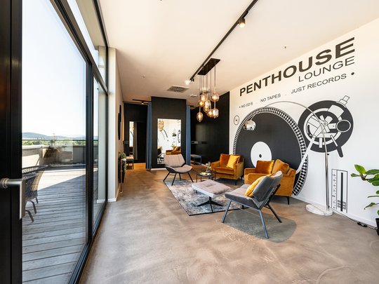 Wellnessurlaub mit Shopping im Bayerischen Wald Penthouse Lounge im FREY Modehaus in Cham – exklusive Rückzugsmöglichkeit für entspannte Shoppingpausen nahe dem Wellnesshotel Randsbergerhof, Bayerischer Wald.