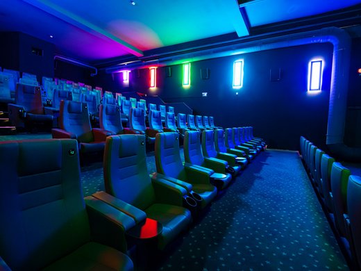 Ab ins Wellnesshotel in Bayern! modernes Multiplexkino Cine‑World Cham – Kinosaal des Randsbergerhofs mit bequemen Sesseln