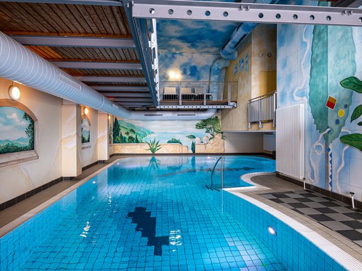 Das Hotel mit Pool in Bayern Hallenbad im 4‑Sterne‑Superior Wellnesshotel Randsbergerhof in Cham, Bayerischer Wald