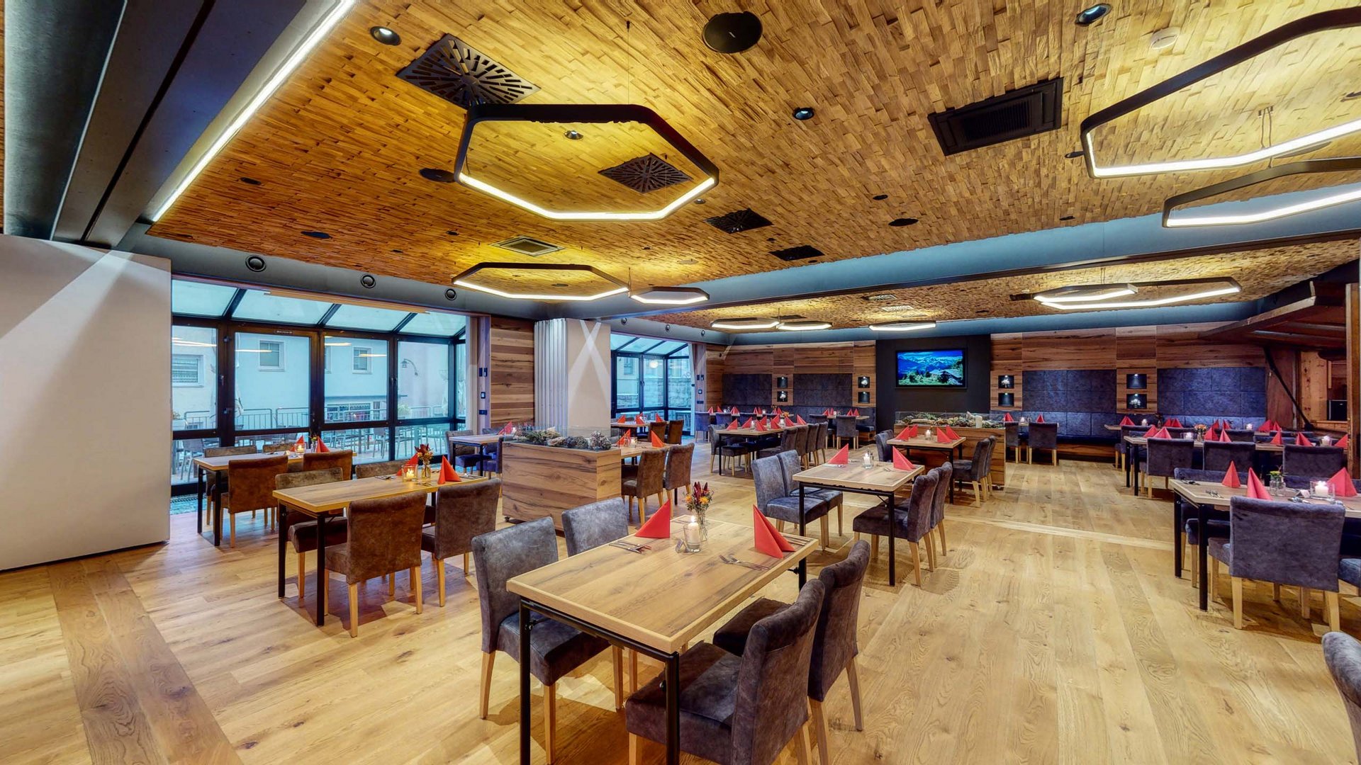 Ihr Hotel in Cham/Bayern: Geschichte Moderner Restaurant‑Innenraum im 4‑Sterne‑Superior Wellnesshotel Randsbergerhof in Cham, Bayerischer Wald
