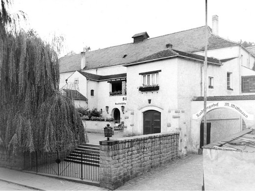 Ihr Hotel in Cham/Bayern: Geschichte Außenansicht des historischen Gebäudes des Wellnesshotel Randsbergerhof mit Kino in Cham, Bayerischer Wald – Zeugnis der langen Hotelgeschichte in der Oberpfalz.