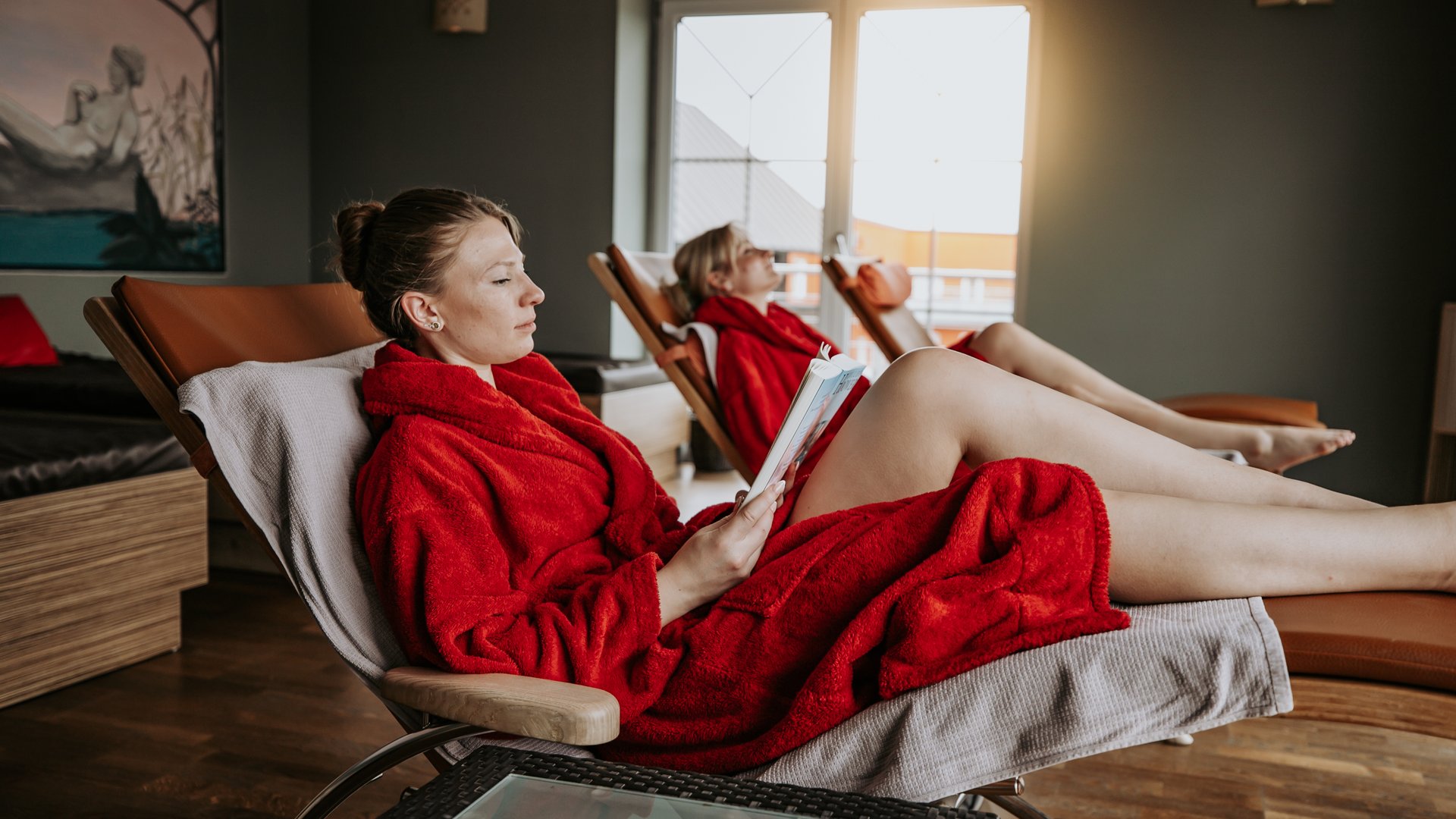 Ab ins Wellnesshotel in Bayern! Ruheraum mit komfortablen Liegen im Wellnesshotel Randsbergerhof in Cham, Bayerischer Wald – Entspannung und Erholung in der Oberpfalz.