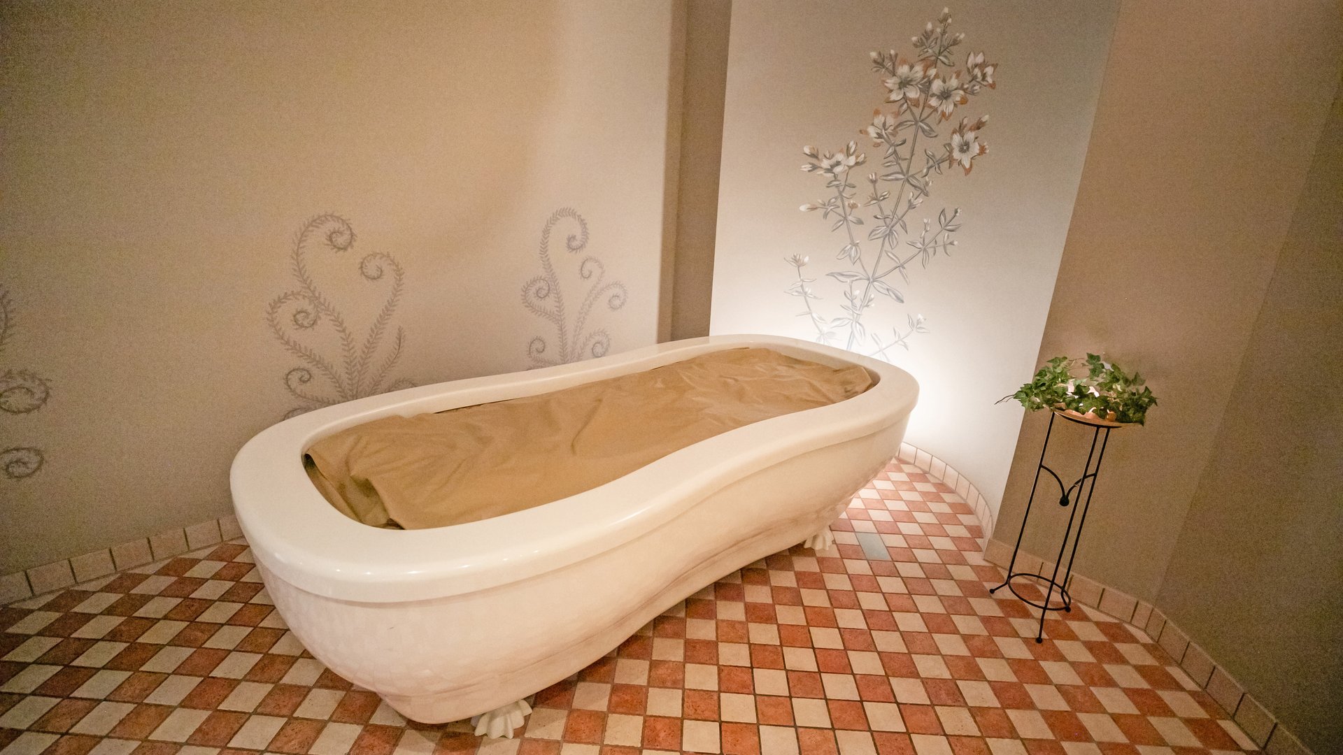 Jobs im 4-Sterne-Wellnesshotel in Bayern Soft-Pack-Schwebeliege für Wellnessanwendungen im Spa-Bereich des Wellnesshotel Randsbergerhof in Cham, Bayerischer Wald – Entspannung und Regeneration in der Oberpfalz.