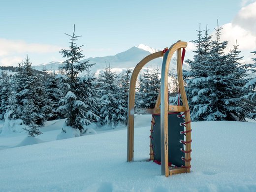 Bayerischer Wald: Wellness und Winter Aussichtsplatz im verschneiten Bayerischen Wald bei Cham mit Blick auf die Winterlandschaft – Naturerlebnis nahe dem Wellnesshotel Randsbergerhof in der Oberpfalz.