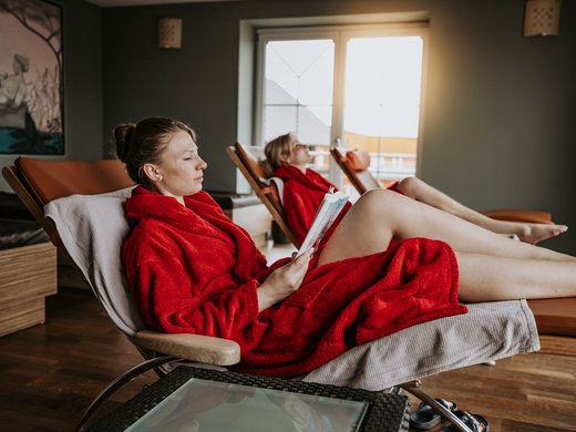 Ab ins Wellnesshotel in Bayern! Ruheraum mit komfortablen Liegen im Wellnesshotel Randsbergerhof in Cham, Bayerischer Wald – Entspannung und Erholung in der Oberpfalz.