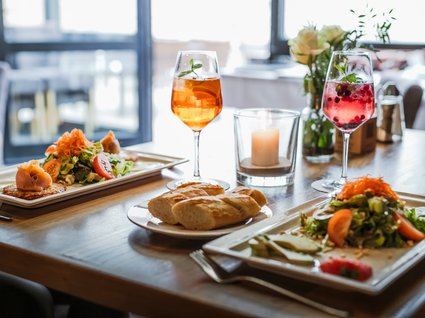 Cuisine at our 4-star hotel in Bavaria Aperitif und frische Salate im Restaurant des 4‑Sterne‑Superior Randsbergerhof in Cham, Bayerischer Wald