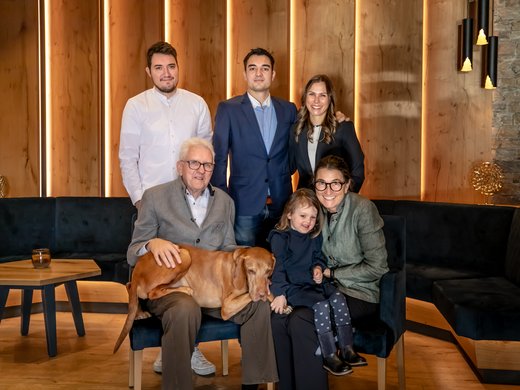 Randsbergerhof | Wellnesshotel im Bayerischen Wald | 4,5 Sterne Aktuelles Familienfoto der Inhaberfamilie Wittmann im Wellnesshotel Randsbergerhof in Cham, Bayerischer Wald – Generationenübergreifende Hoteliers-Tradition in der Oberpfalz.