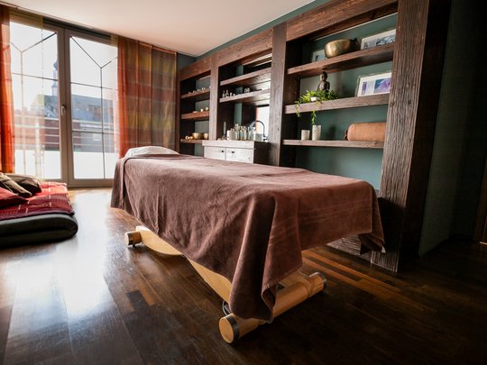 Das vielseitige Hotel in Cham Heller Behandlungsraum „Farn“ mit Massageliege im Wellnesshotel Randsbergerhof in Cham, Bayerischer Wald – stilvolles Ambiente für Wellnessanwendungen in der Oberpfalz.
