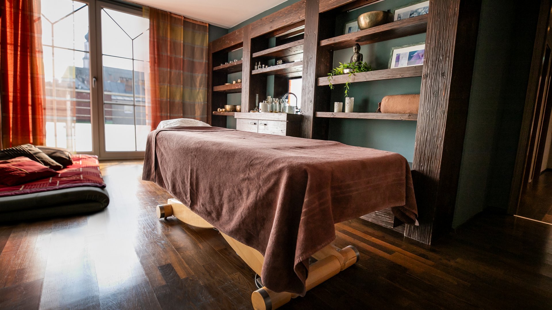 Ab ins Wellnesshotel in Bayern! Heller Behandlungsraum „Farn“ mit Massageliege im Wellnesshotel Randsbergerhof in Cham, Bayerischer Wald – stilvolles Ambiente für Wellnessanwendungen in der Oberpfalz.