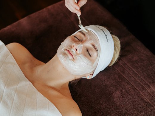 Ab ins Wellnesshotel in Bayern! Gesichtsbehandlung nach Dr. Eckstein im Wellnesshotel Randsbergerhof in Cham, Bayerischer Wald – professionelle Hautpflege und Entspannung in der Oberpfalz.