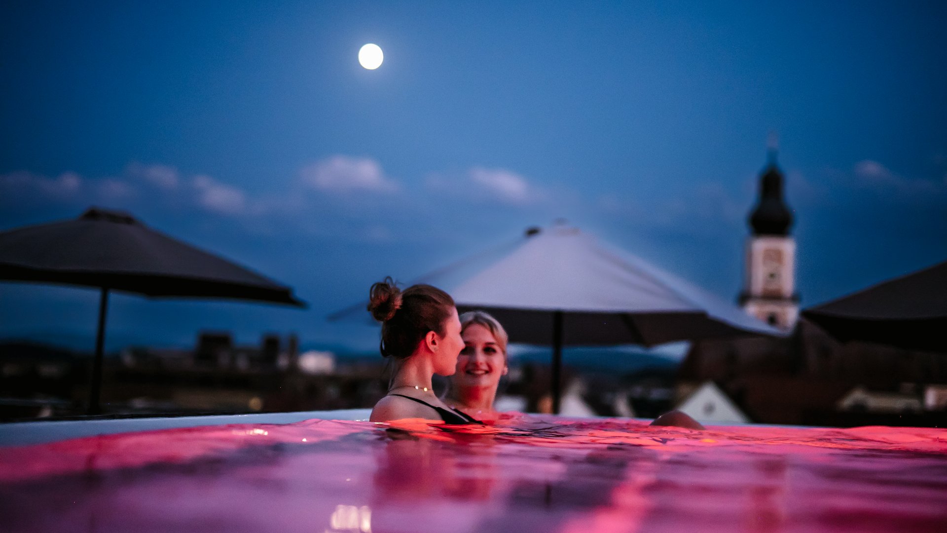 Das Hotel mit Pool in Bayern Abendstimmung am Skypool des 4‑Sterne‑Superior-Wellnesshotel Randsbergerhof in Cham mit Mondschein