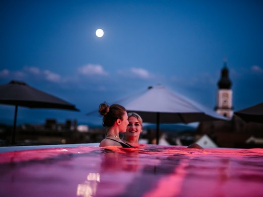 Das Hotel mit Pool in Bayern Abendstimmung am Skypool des 4‑Sterne‑Superior-Wellnesshotel Randsbergerhof in Cham mit Mondschein