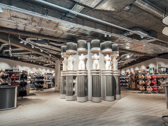 Wellnessurlaub mit Shopping im Bayerischen Wald Wäscheabteilung im FREY Modehaus in Cham – vielfältige Auswahl an Dessous und Lingerie für Wellness- und Shoppinggäste, nahe dem 4-Sterne-Superior-Wellnesshotel Randsbergerhof im Bayerischen Wald.