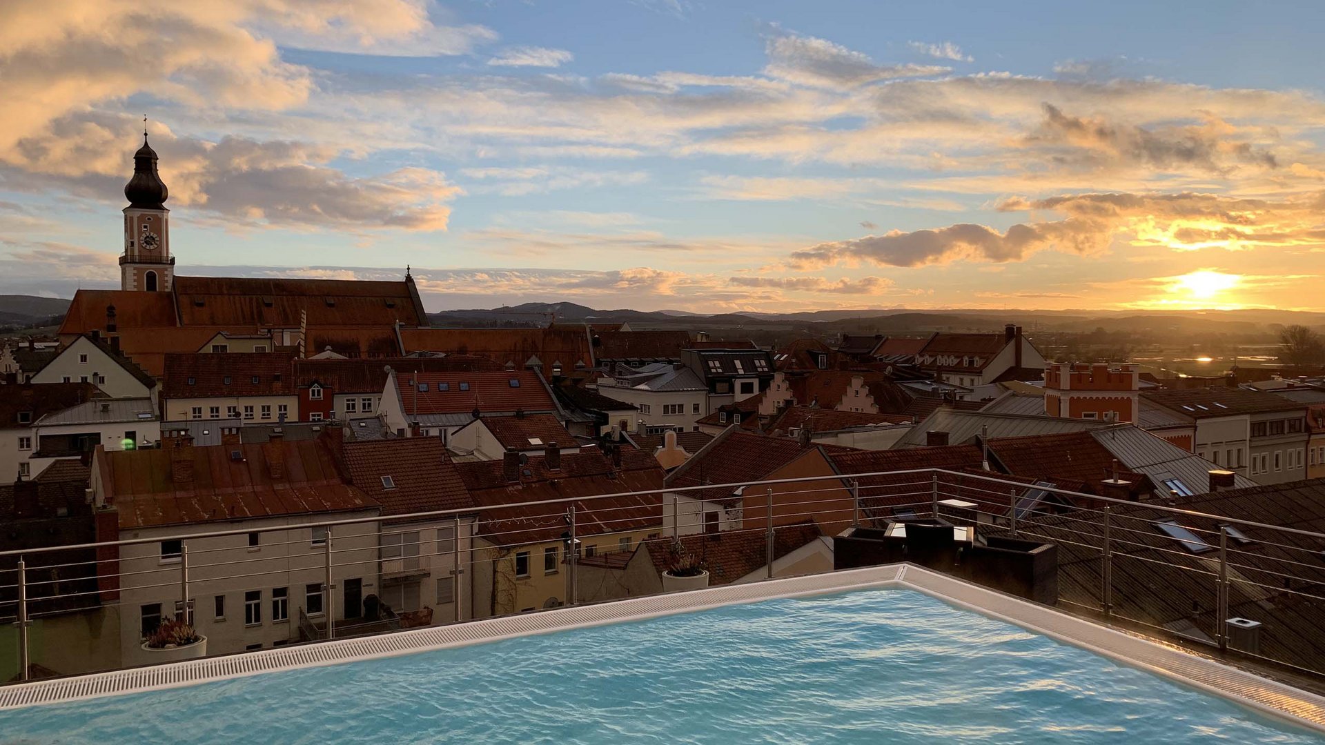 Jobs im 4-Sterne-Wellnesshotel in Bayern Skypool bei Sonnenuntergang – 4-Sterne-Superior-Hotel Randsbergerhof Cham, Bayerischer Wald