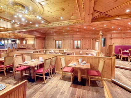 Cuisine at our 4-star hotel in Bavaria Traditionelles Hotelrestaurant im Randsbergerhof Cham mit Holzausstattung und Sitznischen