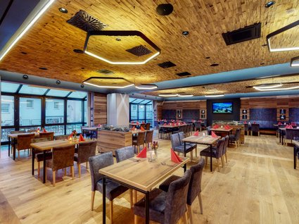 Cuisine at our 4-star hotel in Bavaria Moderner Restaurant‑Innenraum im 4‑Sterne‑Superior Wellnesshotel Randsbergerhof in Cham, Bayerischer Wald