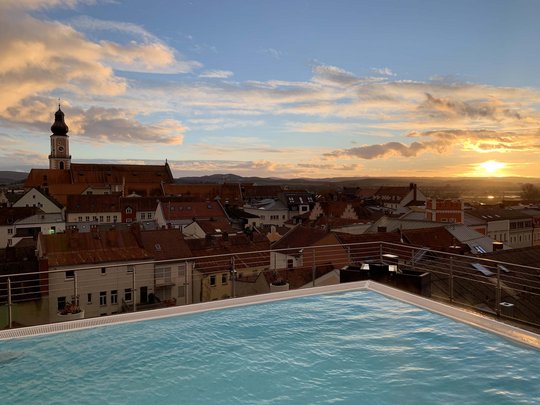 Das vielseitige Hotel in Cham Skypool bei Sonnenuntergang – 4-Sterne-Superior-Hotel Randsbergerhof Cham, Bayerischer Wald