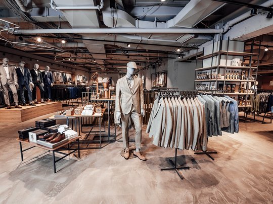 Wellnessurlaub mit Shopping im Bayerischen Wald Herrenabteilung im FREY Modehaus in Cham – stilvolles Shopping für Herrenmode und Lifestyle nahe dem 4-Sterne-Superior-Wellnesshotel Randsbergerhof im Bayerischen Wald.