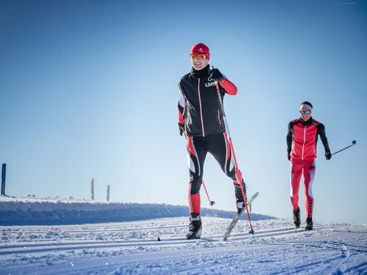 Bayerischer Wald: Wellness und Winter Zwei Langläufer auf der Loipe im Bayerischen Wald bei Cham – sportliche Winteraktivitäten rund um das Wellnesshotel Randsbergerhof in der Oberpfalz.