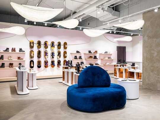 Wellnessurlaub mit Shopping im Bayerischen Wald Moderne Schuhabteilung im FREY Modehaus in Cham – große Auswahl an Schuhen für Wellness- und Shoppinggäste im Bayerischen Wald, nahe dem Wellnesshotel Randsbergerhof.