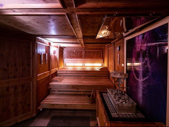 Das vielseitige Hotel in Cham Gemütliche Stubensauna aus Holz im 4-Sterne-Superior-Wellnesshotel Randsbergerhof in Cham, Bayerischer Wald – traditionelles Saunaerlebnis in der Oberpfalz.
