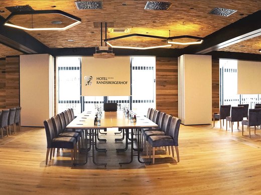 Das vielseitige Hotel in Cham Moderner Tagungsraum im Wellnesshotel Randsbergerhof in Cham, Bayerischer Wald – professionelle Ausstattung für Meetings und Seminare in der Oberpfalz.