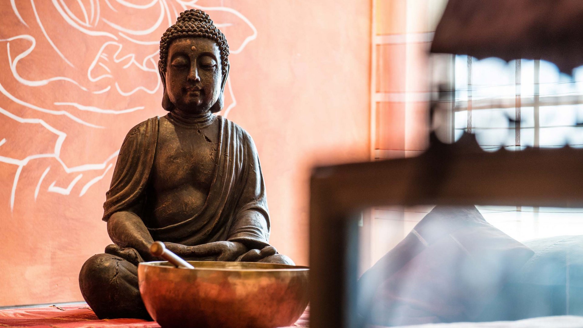 Ab ins Wellnesshotel in Bayern! Buddha-Statue mit Klangschale im Spa-Bereich des Wellnesshotel Randsbergerhof in Cham, Bayerischer Wald – Entspannung und Wohlbefinden in der Oberpfalz.