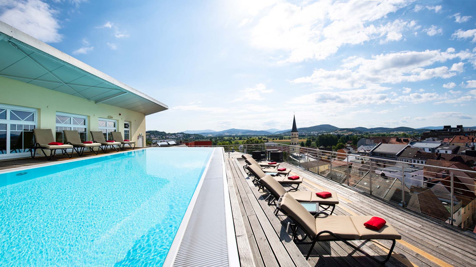 Angebote für Wellness im Bayerischen Wald Sky Pool auf der Dachterrasse des 4‑Sterne‑Superior Randsbergerhof in Cham mit Panorama über den Bayerischen Wald