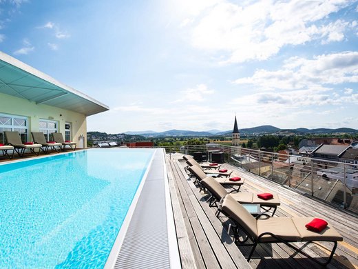 Ab ins Wellnesshotel in Bayern! Sky Pool auf der Dachterrasse des 4‑Sterne‑Superior Randsbergerhof in Cham mit Panorama über den Bayerischen Wald
