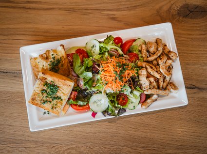Cuisine at our 4-star hotel in Bavaria Gesundes Essen im Wellnesshotel Randsbergerhof Cham – Salat mit Putenstreifen und Kräutern