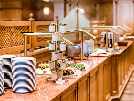 Cuisine at our 4-star hotel in Bavaria Elegant angerichtetes Frühstücksbuffet im 4-Sterne-Wellnesshotel Randsbergerhof mit Joghurt im Glas, frischen Kräutern, herzhaften Häppchen und dekorativem Aufbau in gemütlichem Holzambiente.