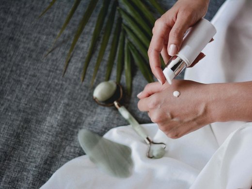 Off to our wellness hotel in Bavaria! Anwendung von natürlicher Kosmetik im Spa-Bereich des Wellnesshotel Randsbergerhof in Cham, Bayerischer Wald – Pflege und Entspannung mit Naturprodukten in der Oberpfalz.