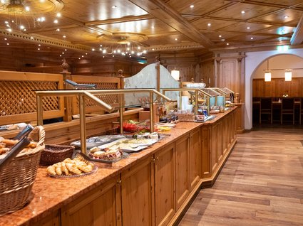 Cuisine at our 4-star hotel in Bavaria Reichhaltiges Frühstücksbuffet im 4-Sterne-Superior-Wellnesshotel Randsbergerhof in Cham, Bayerischer Wald – mit frischen Croissants, Käse, Aufschnitt, Obst, Müsli und regionalen Spezialitäten im stilvollen Holzambiente.