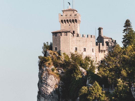 Sights around our wellness hotel Imposante Burgruine auf einem Felsen im Bayerischen Wald bei Cham – eindrucksvolles Ausflugsziel nahe dem Wellnesshotel Randsbergerhof in der Oberpfalz.