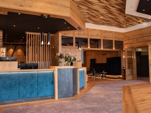 Das vielseitige Hotel in Cham Moderne Rezeption im 4‑Sterne‑Superior Wellnesshotel Randsbergerhof in Cham, Bayerischer Wald