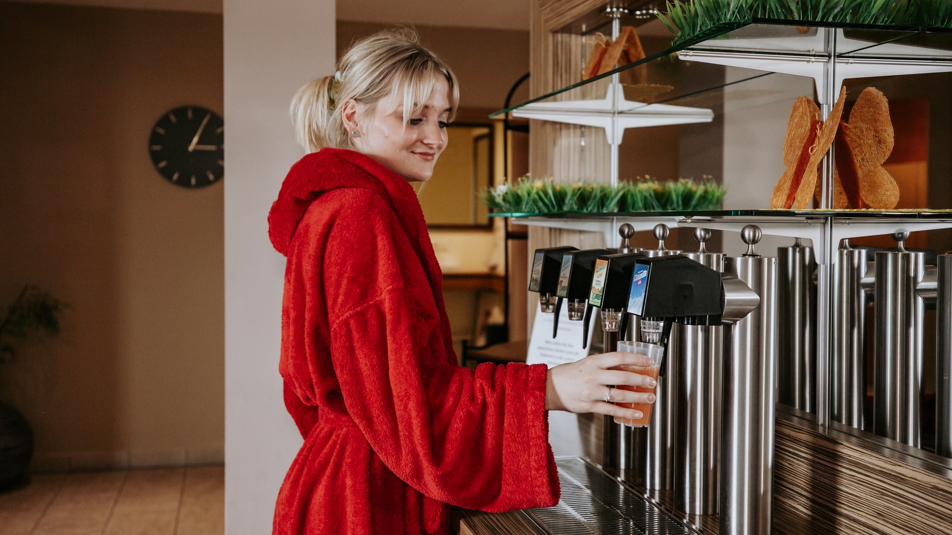 Ab ins Wellnesshotel in Bayern! Saftbar im Ruhebereich des Wellnesshotel Randsbergerhof in Cham, Bayerischer Wald – Erfrischung und Genuss während der Wellnessauszeit in der Oberpfalz.