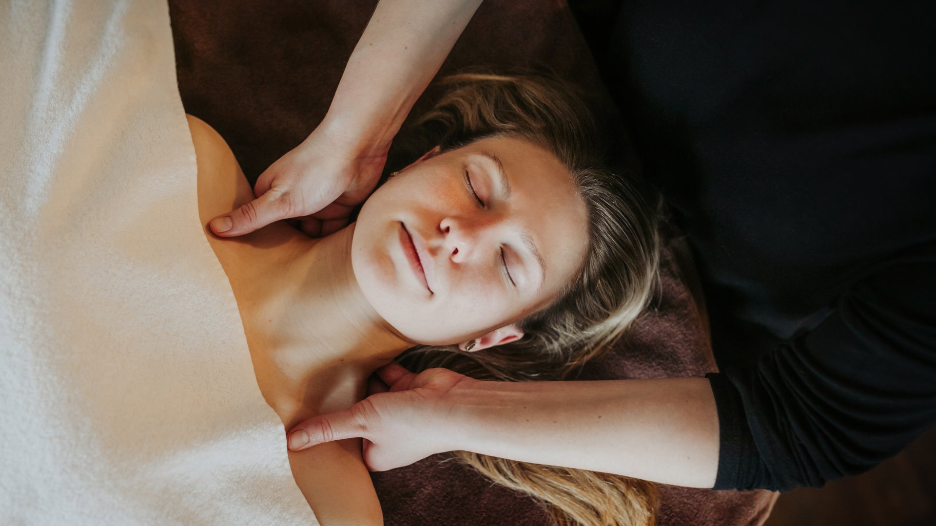 Angebote für Wellness im Bayerischen Wald Entspannende Kopfmassage im Wellnesshotel Randsbergerhof in Cham, Bayerischer Wald – entspannende Behandlung für Verspannungen in der Oberpfalz.