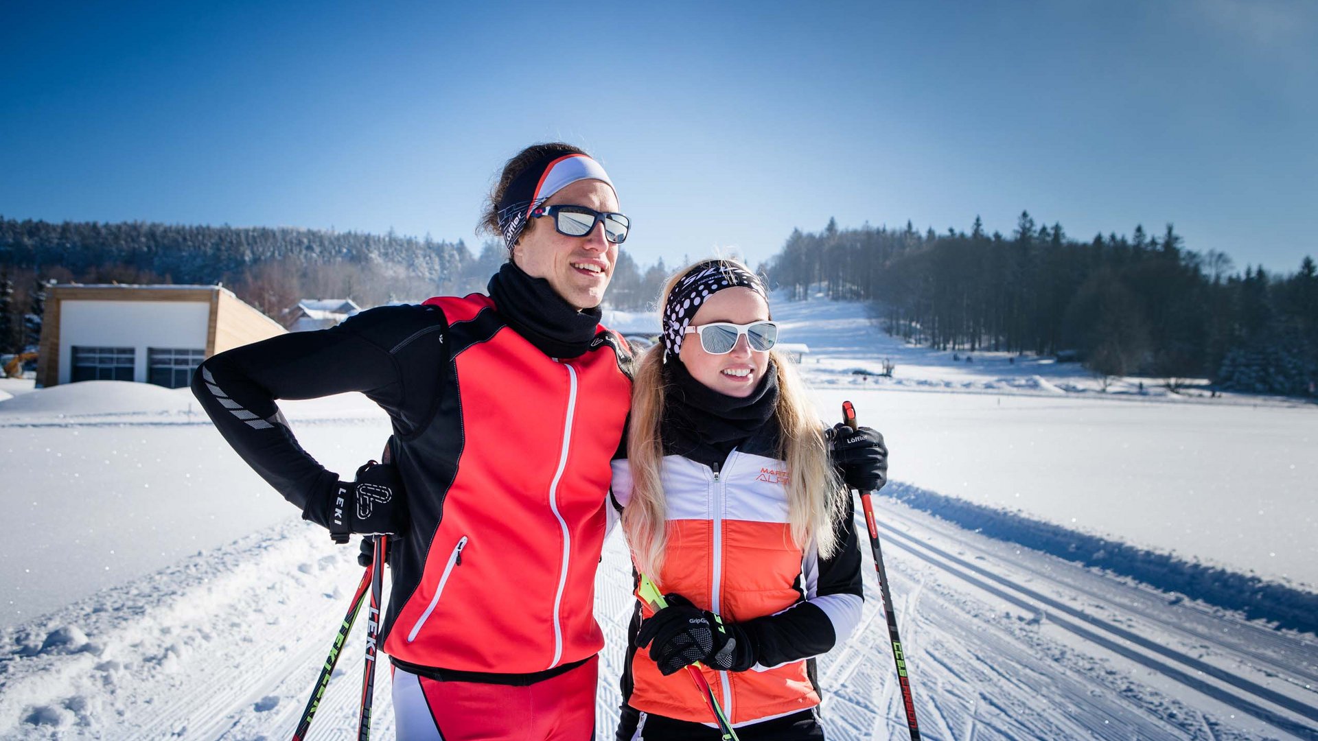 Bayerischer Wald: Wellness und Winter Langlauf-Paar genießt die Winterlandschaft im Bayerischen Wald bei Cham – Nordic-Aktiv-Zentrum nahe dem Wellnesshotel Randsbergerhof in der Oberpfalz.